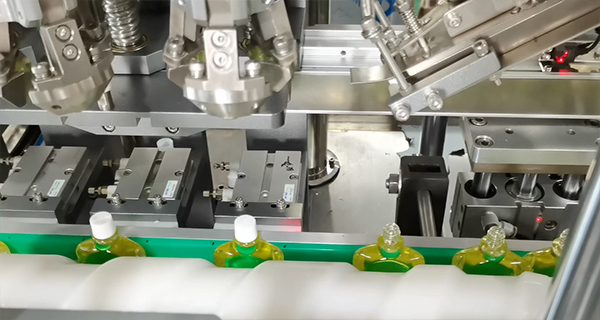 多品类兼容!自动灌装旋盖生产线成红花油、风油精企业新选择(图1) 多品类兼容!自动灌装旋盖生产线成红花油、风油精企业新选择(图1)