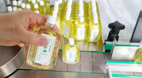 多品类兼容!自动灌装旋盖生产线成红花油、风油精企业新选择(图3) 多品类兼容!自动灌装旋盖生产线成红花油、风油精企业新选择(图3)